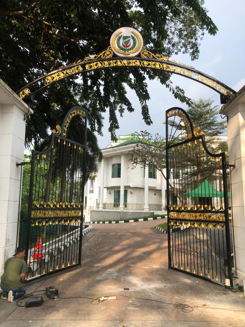 Auto gate dipasang oleh ESR Autogate